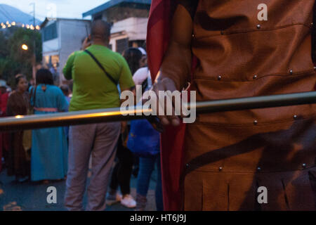 Venezuela, Caracas, Petare, l'Etat de Miranda 06/04/2012. La dramatisation de la crucifixion de Jésus Christ dans El Nazareno quartier de Petare. Banque D'Images