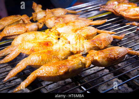 Ailes de poulet farcies de riz sur le stand barbecue chinois Banque D'Images