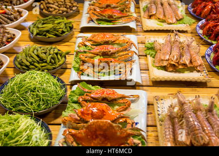 Les crabes et divers types de fruits de mer offerts dans le marché alimentaire nocturne Banque D'Images