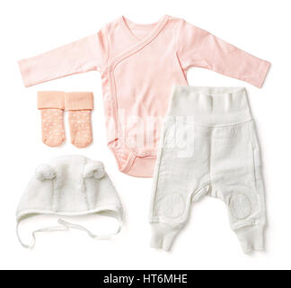 Ensemble de vêtements de bébé rose sur fond blanc, vue du dessus Banque D'Images