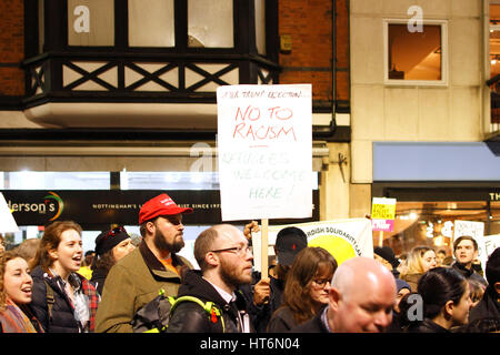 Anti-Trump protestation - Place du marché - King Street, Nottingham 20/02/2017 Mars et Rassemblement contre Trump ! Stand Up au racisme, à l'Assemblée populaire de Nottingham, Nottingham arrêter la guerre, de l'écrou de Nottingham, Nottingham East Midlands et CND assemblée étudiante dans le cadre d'une journée nationale d'action contre l'atout de Donald. Cette démonstration vu à l;à l'est d'un millier de personnes se rassemblent à la Forest Recreation Ground et mars au centre-ville de Nottingham (King Street. Lundi 20 Février 2017 5:30 PM Forest Recreation Ground Gregory Boulevard Nottingham NG7 6HB Banque D'Images