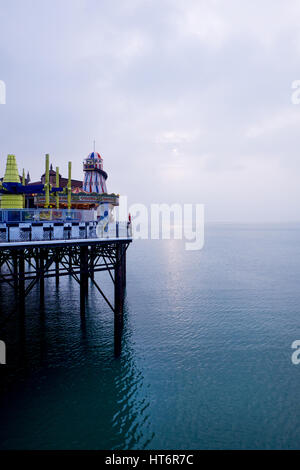 La fin de la jetée de Brighton avec scelter lostinians et autres expositions se déplace sur le côté droit de l'image, de la mer et du ciel sur la droite de l'imag Banque D'Images