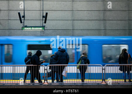 Montréal, Canada - le 29 décembre 2016 : personnes en attente d'un métro à la station Lionel-Groulx groupe de personnes en attente d'une entrée de métro à un relativement Banque D'Images