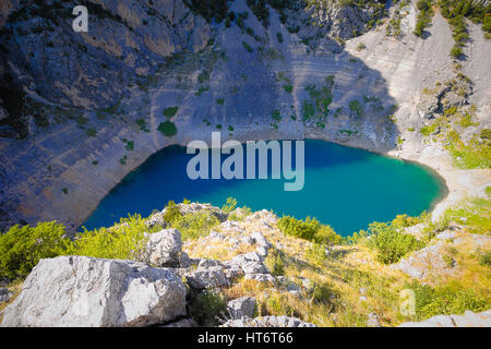 Modro jezero / Plavo Jezero (Lac Bleu) Imotski, Dalmatie, Croatie. Banque D'Images