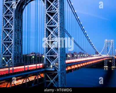 George Washington Bridge avec circulation en mouvement Banque D'Images