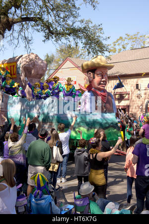 Les foules de fêtards en regardant les défilés de Mardi Gras day. New Orleans, LA. Banque D'Images