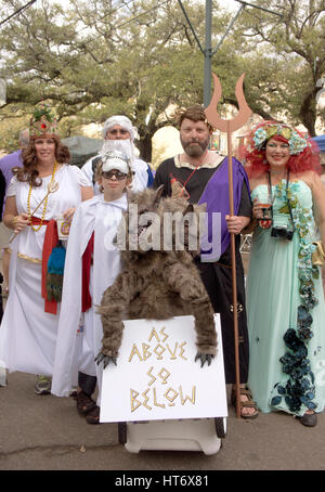 Une famille en costumes se mêlent à la foule de la rue Mardi Gras. New Orleans, LA. Banque D'Images