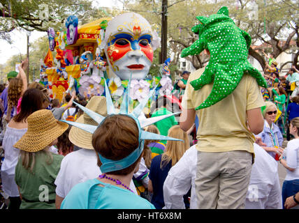 Les foules de fêtards en regardant les défilés de Mardi Gras day. New Orleans, LA. Banque D'Images