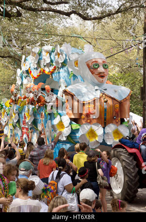 Les foules de fêtards en regardant les défilés de Mardi Gras day. New Orleans, LA. Banque D'Images