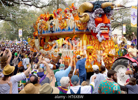 Les foules de fêtards en regardant les défilés de Mardi Gras day. New Orleans, LA. Banque D'Images