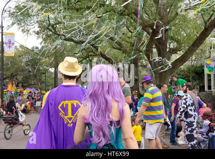 Un couple en costumes se mêlent à la foule de la rue Mardi Gras. New Orleans, LA. Banque D'Images