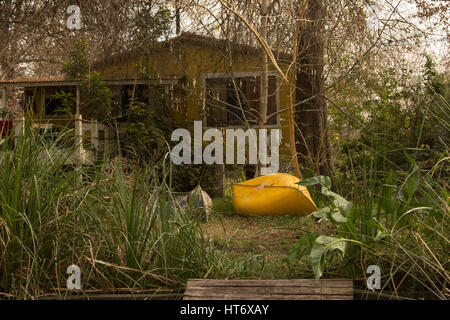 Maison jaune en bois dans le Delta de Parana, Tigre, Buenos Aires en Argentine. Banque D'Images