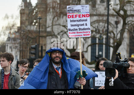 Manifestant porte drapeau de l'Union européenne sur la tête lors de l'arrêt Arrêt Trump & Brexit manifestation à Parliament Square, Londres. Banque D'Images
