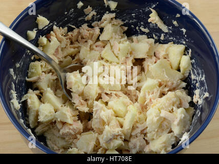 Close up de la salade de thon avec des morceaux de pomme dans un bol bleu sur la table Banque D'Images