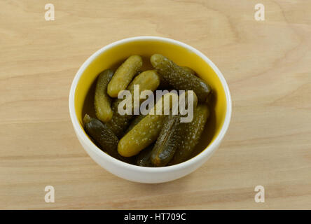 Petit cornichon sucré petits cornichons dans bol de condiments Banque D'Images