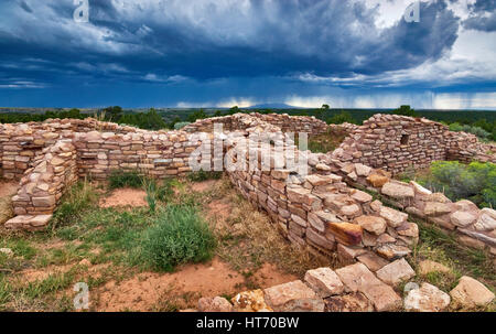 Orage d'été sur ruines de Lowry Pueblo, ruines Anasazi à Canyons of the Ancients National Monument, Colorado, USA Banque D'Images