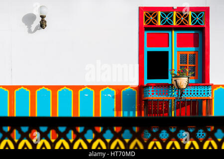 Un balcon en bois peint de couleurs vives, est vu dans le premier étage d'une maison coloniale au Jardín, un village de la région du café de Colombie. Banque D'Images