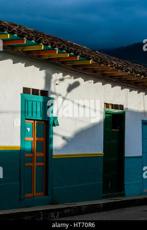 Portes en bois peint sont vus en face d'une maison coloniale à jardin, un village de la région du café (zona cafetera) de la Colombie. Banque D'Images