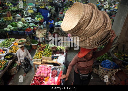 Le marché Pasar Badung dans la ville de Denpasar, l'île de Bali en Indonésie en southeastasia Banque D'Images