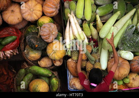 Le marché Pasar Badung dans la ville de Denpasar, l'île de Bali en Indonésie en southeastasia Banque D'Images