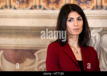 Le maire de Rome Virginia Raggi à l'inauguration de la Capitol 'Sala degli Orazi e Curiazi' après restauration, Rome, Italie, 20 févr. 2017 Credi Banque D'Images