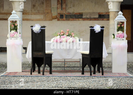 Chaises de mariage couvre dans un jour de Mariage Banque D'Images