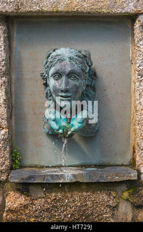 Visage et creux des mains à l'eau Tresco Abbey Gardens, Îles Scilly, Scillies, Cornwall en Avril Banque D'Images