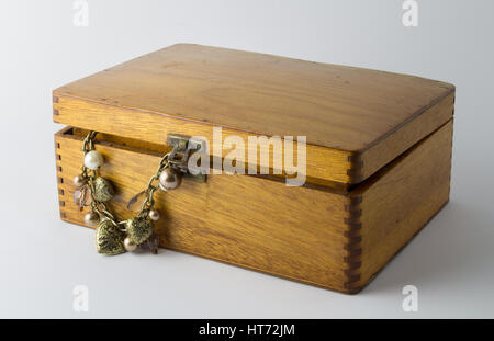 Vintage magnifique boîte en bois avec coeur collier de perles et isolé sur fond blanc