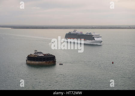 La princesse Royale passé à No Man's Land fort dans le Solent, Royaume-Uni Banque D'Images