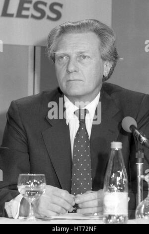 Rt. L'honorable Michael Heseltine, Secrétaire d'État à l'environnement et membre du parti conservateur du Parlement pour Henley, assiste à une conférence de presse à Londres, Angleterre le 10 avril 1991. Banque D'Images