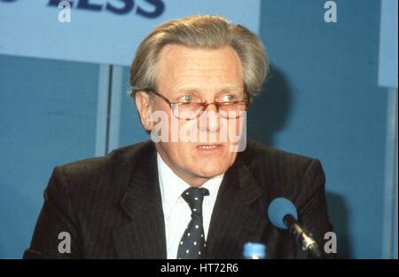 Rt. L'honorable Michael Heseltine, Secrétaire d'État à l'environnement et membre du parti conservateur du Parlement pour Henley, assiste à une conférence de presse à Londres, Angleterre le 10 avril 1991. Banque D'Images