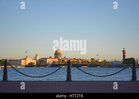 Vue panoramique de Saint-Pétersbourg avec Sachigo Îles, la flèche de l'île Vasilevsky, Palace bridge et le Palais d'hiver sur l'arrière-plan de la fe Banque D'Images