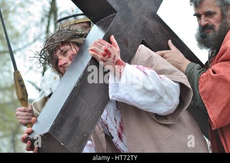 Jésus est aidé par Simon de porter sa croix, au cours de spectacles de rue le mystère de la Passion. Banque D'Images