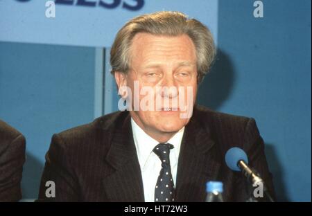 Rt. L'honorable Michael Heseltine, Secrétaire d'État à l'environnement et membre du parti conservateur du Parlement pour Henley, assiste à une conférence de presse à Londres, Angleterre le 10 avril 1991. Banque D'Images