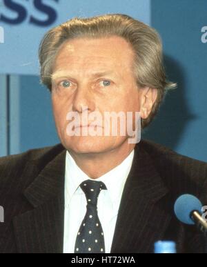 Rt. L'honorable Michael Heseltine, Secrétaire d'État à l'environnement et membre du parti conservateur du Parlement pour Henley, assiste à une conférence de presse à Londres, Angleterre le 10 avril 1991. Banque D'Images