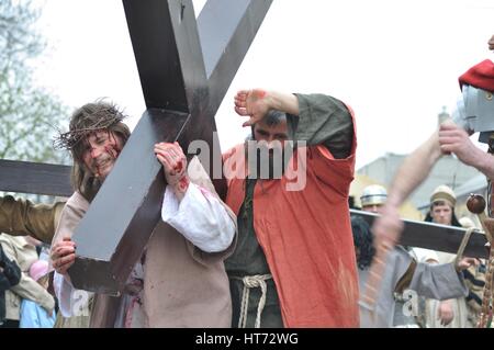 Jésus est aidé par Simon de porter sa croix, au cours de spectacles de rue le mystère de la Passion. Banque D'Images