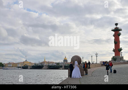 Mariage à la pointe de l'île Vassilievski sur l'arrière-plan de la colonnes rostrales, l'Amirauté et la cathédrale Saint-Isaac. Banque D'Images