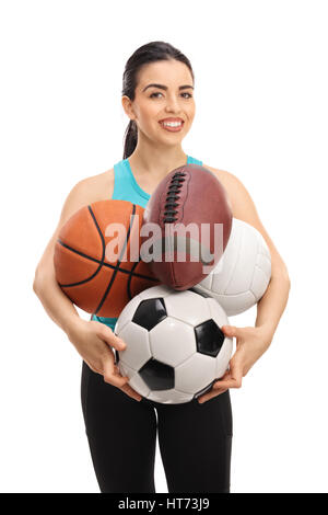 Jeune femme tenant différents types de ballons de sport isolé sur fond blanc Banque D'Images