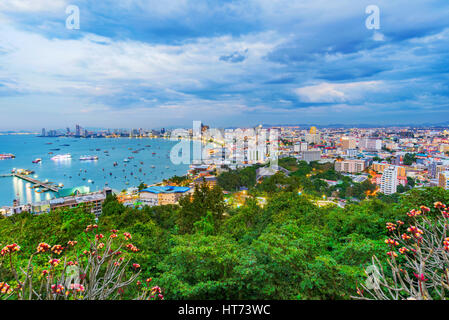 Vue le soir de la ville de Pattaya avec la nature Banque D'Images