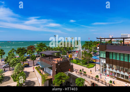PATTAYA, THAÏLANDE - 24 janvier : vue sur Pattaya Beach road secteur riverain et l'entrée de Central world shopping mall qui est dans le centre-ville d'ar Banque D'Images