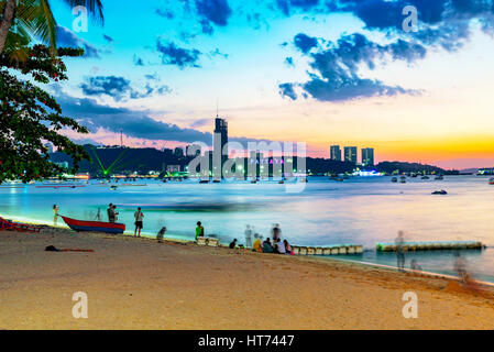 Vue sur Pattaya Beach dans la soirée Banque D'Images