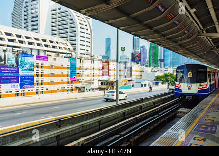 BANGKOK, THAÏLANDE - 30 janvier : la station de BTS Sky train plate-forme avec une vue sur les bâtiments du centre-ville de Bangkok dans l'arrière-plan le 30 janvier 2017 à Bang Banque D'Images