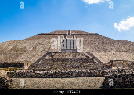Vue frontale de la pyramide du Soleil à Teotihuacan - Mexico City, Mexique Banque D'Images