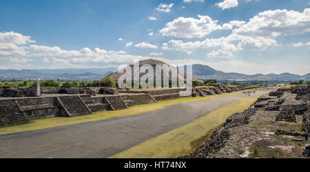 Dead Avenue et de la pyramide du Soleil à Teotihuacan - Mexico City, Mexique Banque D'Images