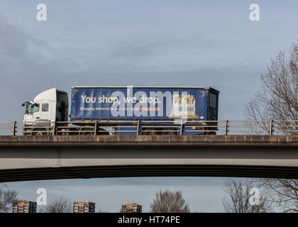 Camion de livraison de Tesco distribution de stock dans les magasins. Voyager dans les Midlands. Banque D'Images