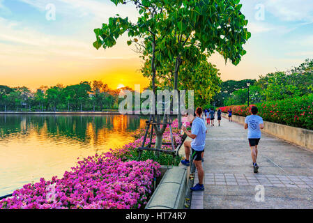 BANGKOK, THAÏLANDE - 01 février : c'est un jogging dans Benjakitti parc où beaucoup de gens viennent de courir le soir après le travail le Février 01, 201 Banque D'Images