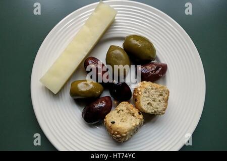 Un simple Meze de Crète. Olives, Fromage Graviera et petite Boukies Paximadia biscottes Banque D'Images