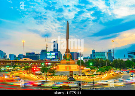 BANGKOK, THAÏLANDE - le 02 février : Soirée vue de Victory Monument avec excès de voitures et transmis sur des sentiers ligh 02 Février, 2017 à Bangkok Banque D'Images