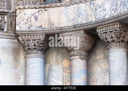 Chapiteaux byzantins sur la façade de la Basilique Saint Marc, Venise Banque D'Images