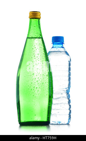 Deux bouteilles d'eau minérale isolé sur fond blanc Banque D'Images